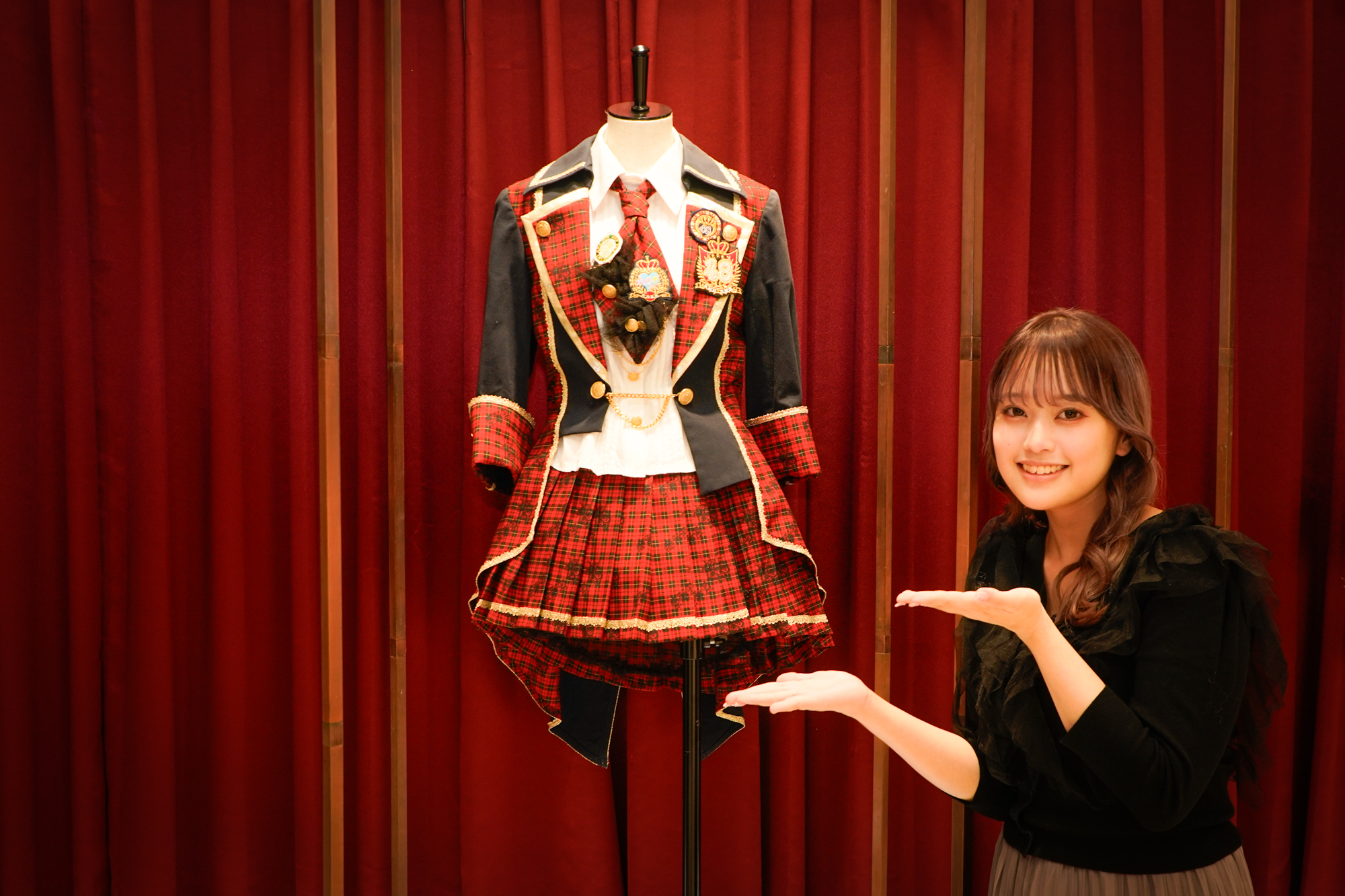 結成20周年のAKB48「大衣装展」に20歳の文化服装学院高専生が潜入！　「早着替え」に着目